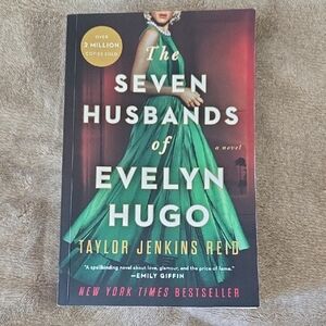The Seven Husbands of Evelyn Hugo by - Green Cover